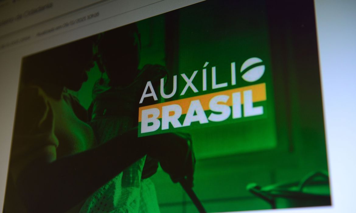 Fila do Auxílio Brasil chega a 1,3 milhão