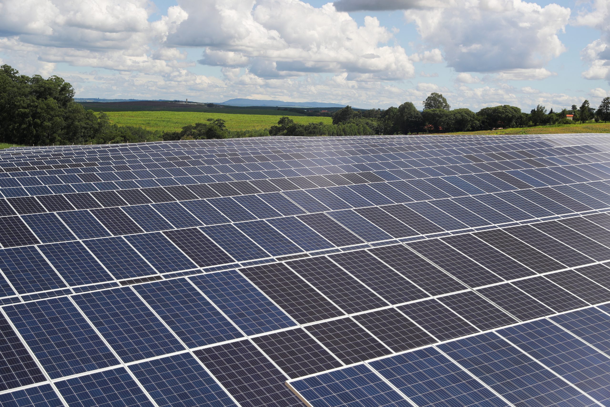 País alcança marca de 1 milhão de sistemas de geração solar distribuída