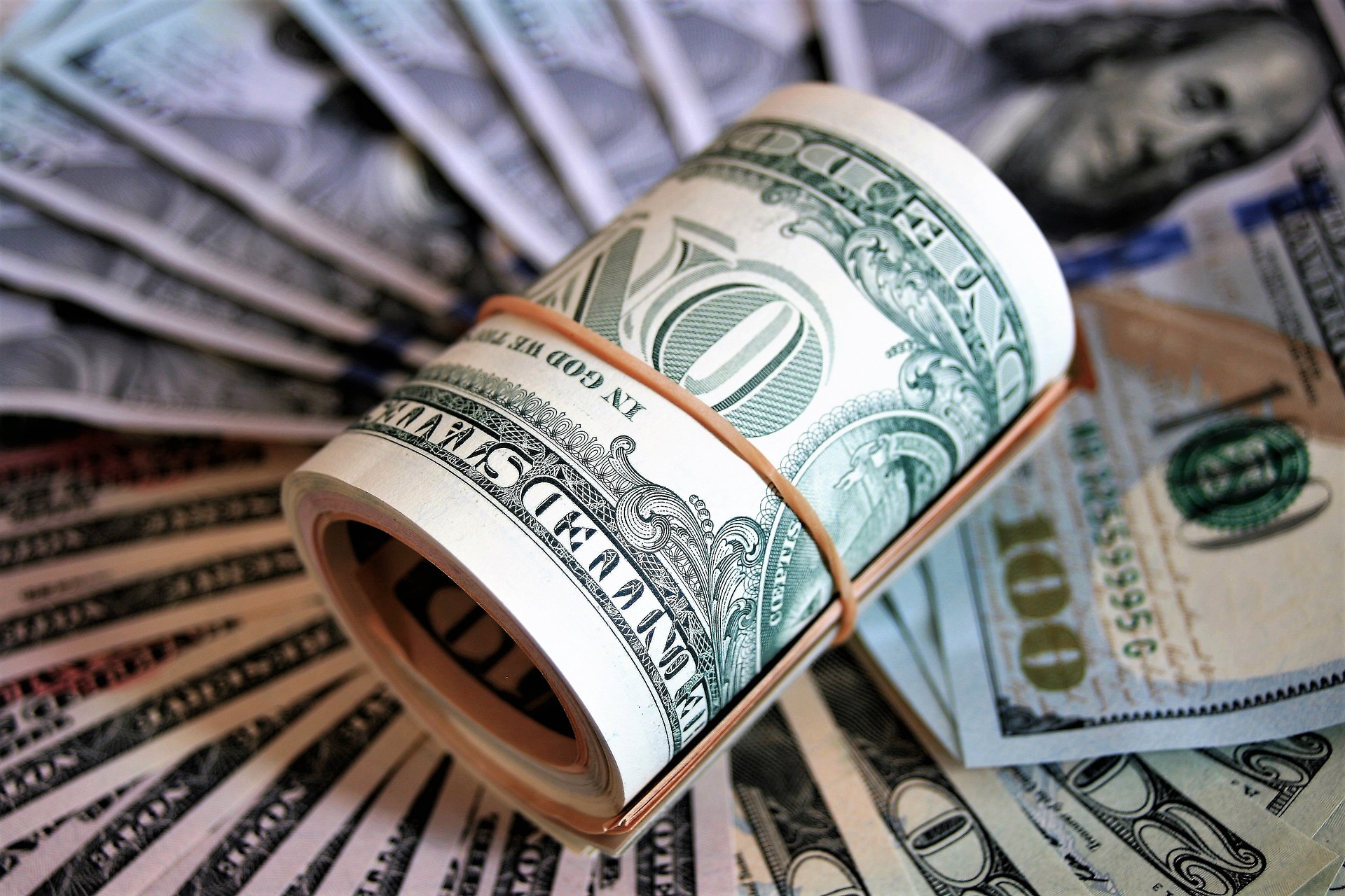 Dólar sobe em dia de decisões de política monetária no Brasil e nos EUA