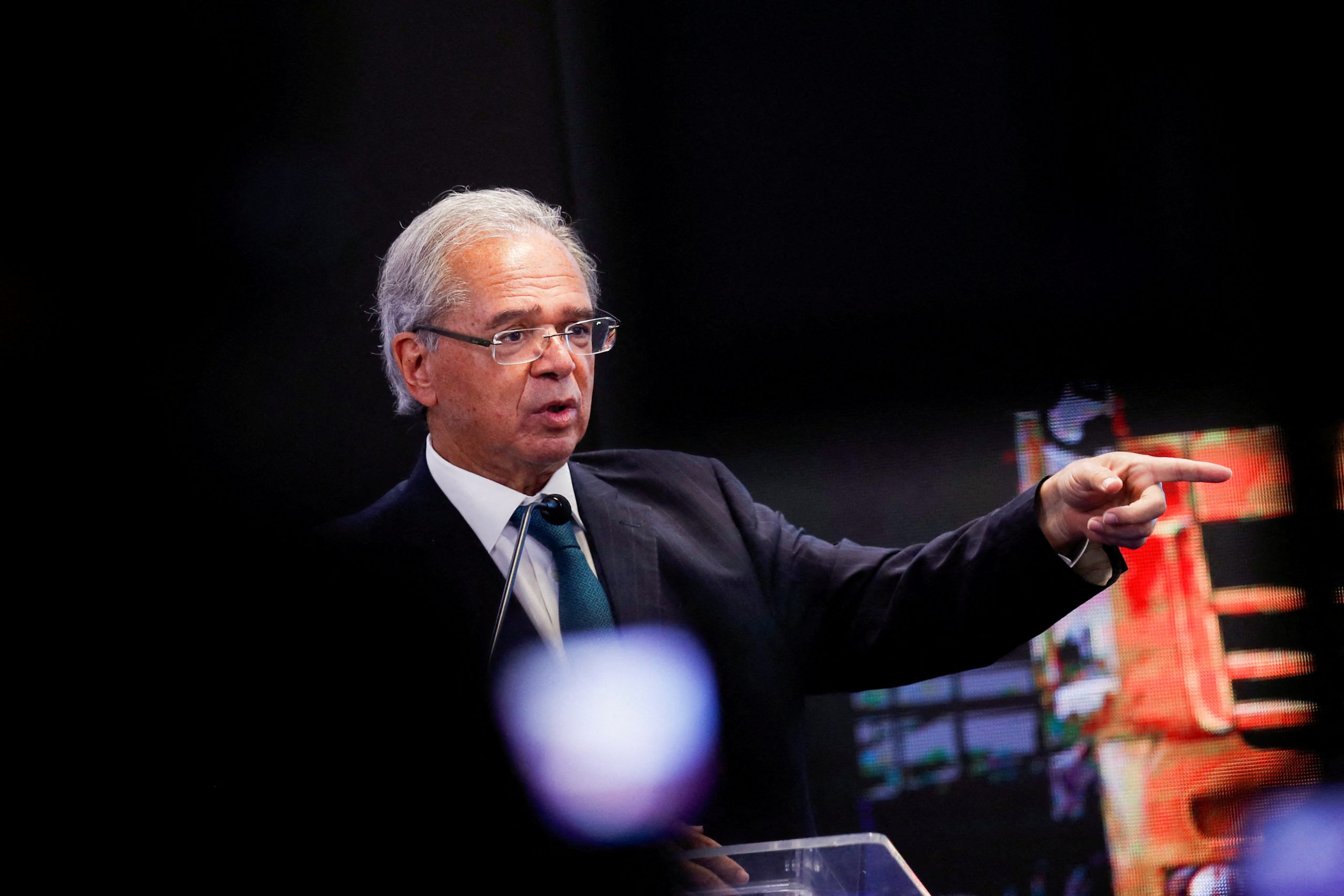 Guedes sugere reforma do IR enxuta tributando super-ricos e cortando imposto de empresas