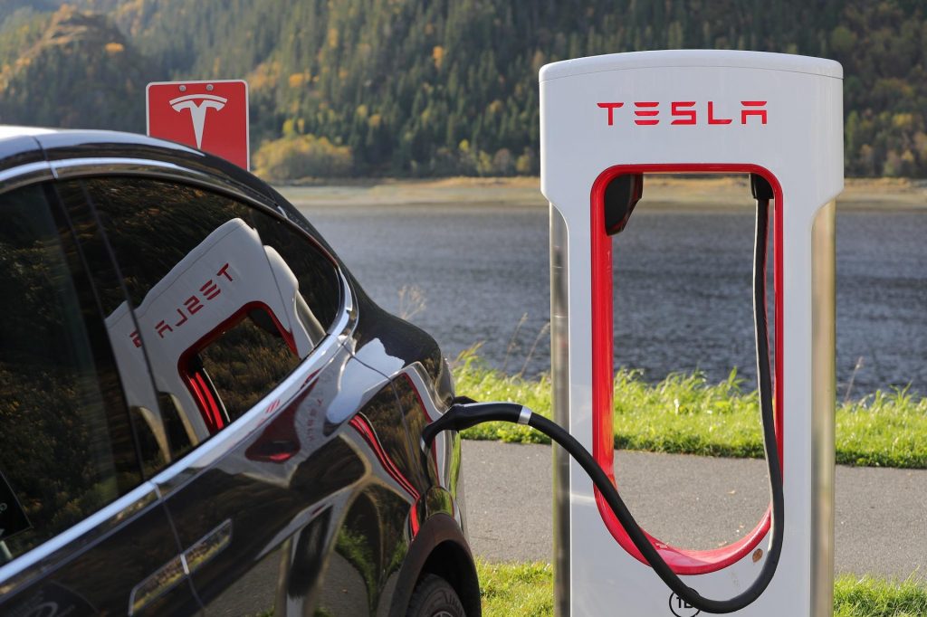 Veículo elétrico da Tesla sendo abastecido