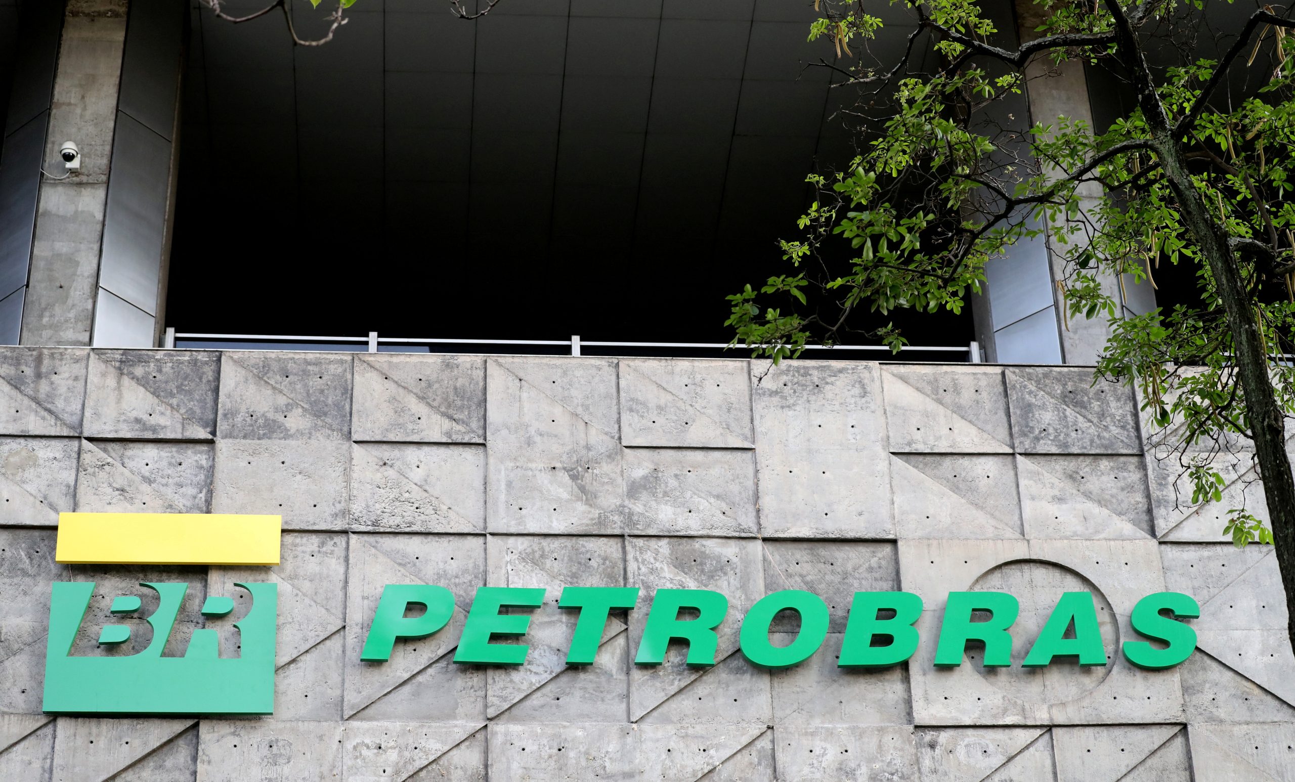 Petrobras anuncia queda de 7% nos preços da gasolina em refinarias