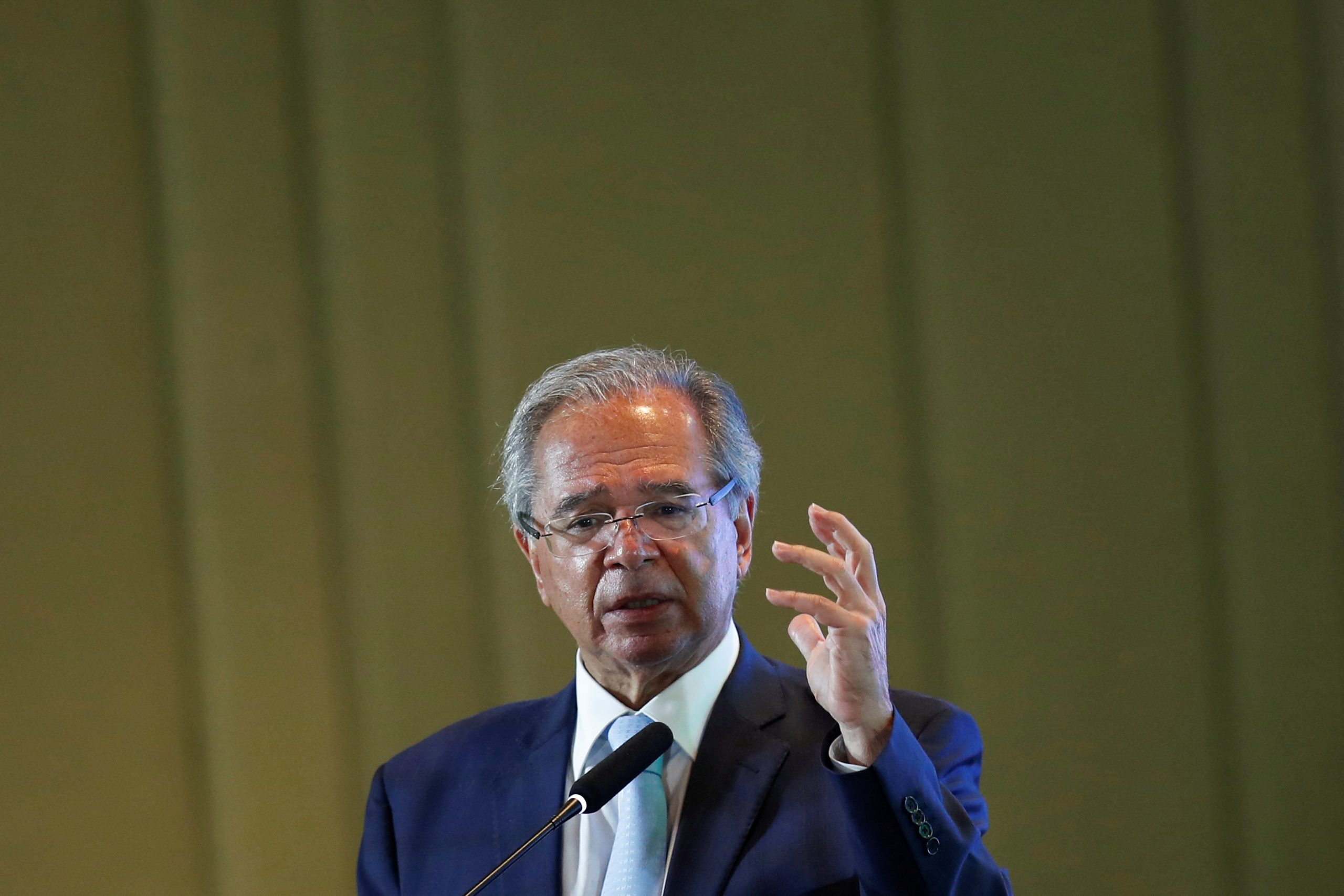 Excesso de R$ 50 bi em dividendos e privatizações permite dar benefícios sem prejuízo fiscal, diz Guedes