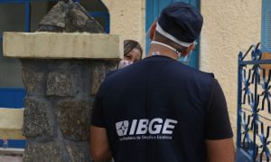 Recenseador do IBGE realizando coleta de informações em domicílio