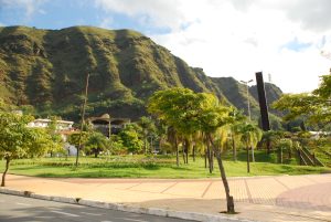 Perspectiva da Praça do Papa, em Belo Horizonte. Ao fundo a Serra do Curral.
