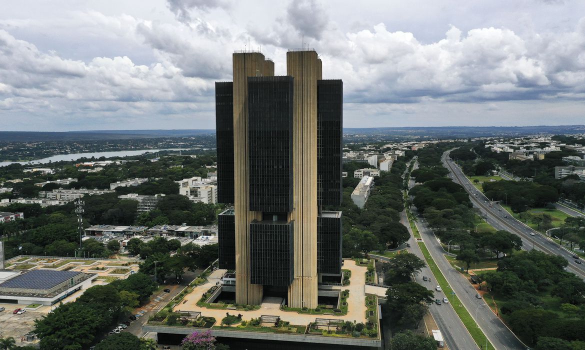 BC deve dar novo alerta sobre risco fiscal após plano para combustíveis, dizem economistas