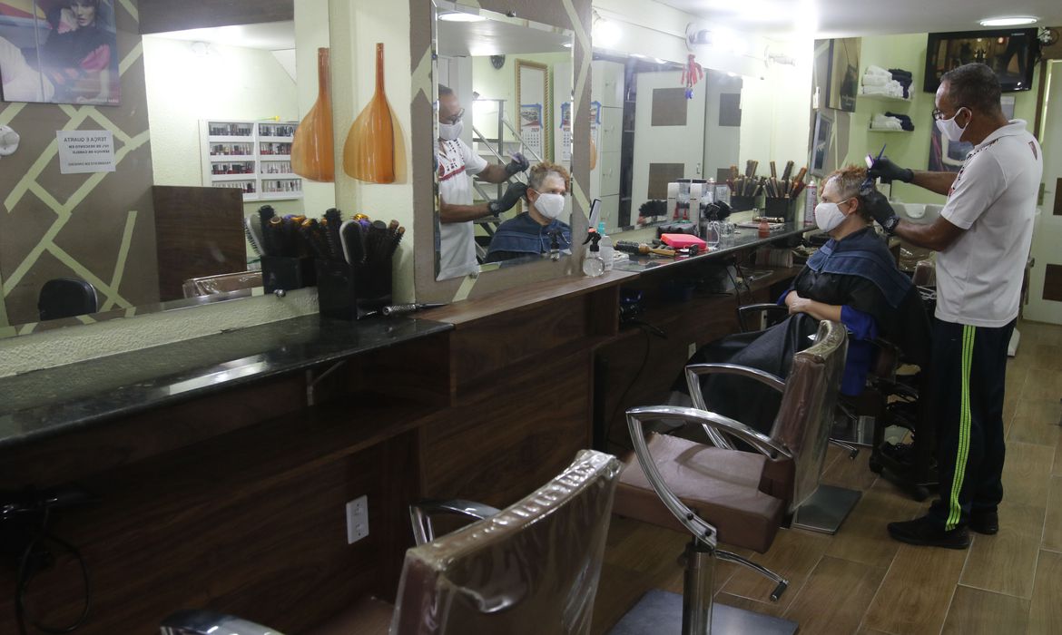 Atividade econômica perde ritmo no início do segundo trimestre