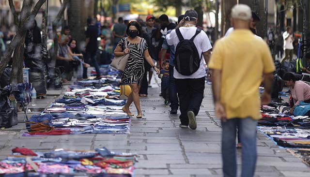 Brasil retoma crescimento de forma desigual e convive com alta na extrema pobreza