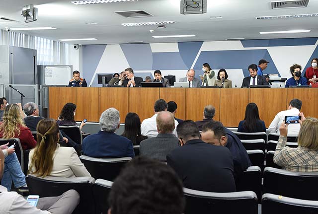 Secretários defendem legalidade de licenciamento