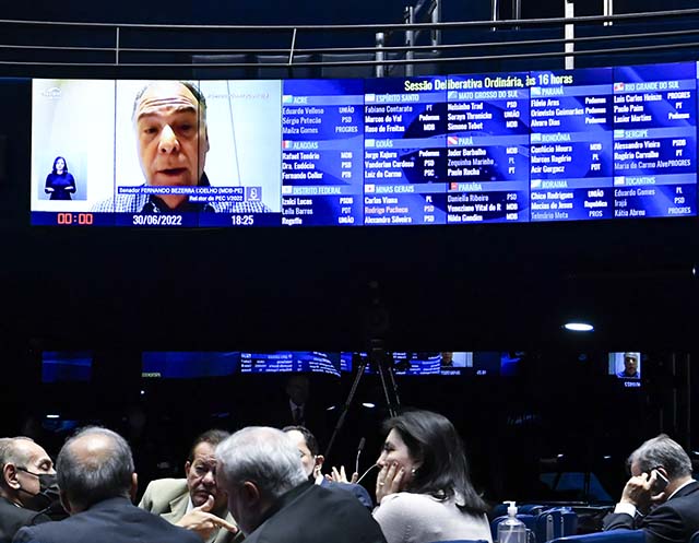 Senado aprova “PEC Kamikaze”