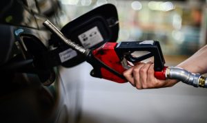 Frentista retira bomba de combustível de carro
