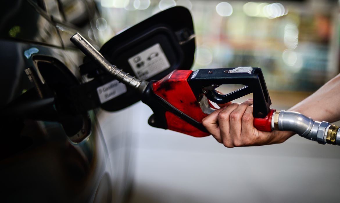 Bolsonaro diz que gasolina deve ficar R$ 2 mais barata e diesel, R$ 1, caso Congresso aprove