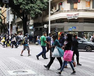 Pessoas caminham pelo centro de Belo Horizonte