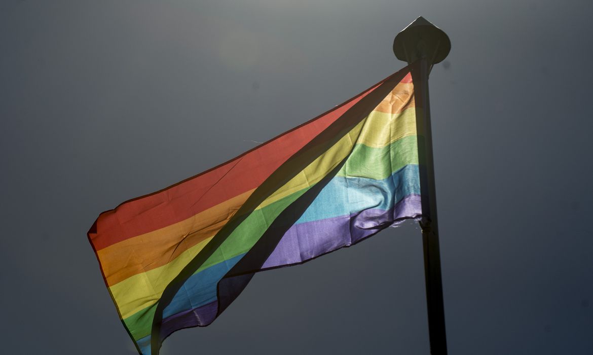 Bancos facilitam uso de nome social por pessoas trans em cartões de crédito e débito