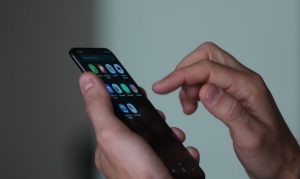 Pessoa mexendo em celular