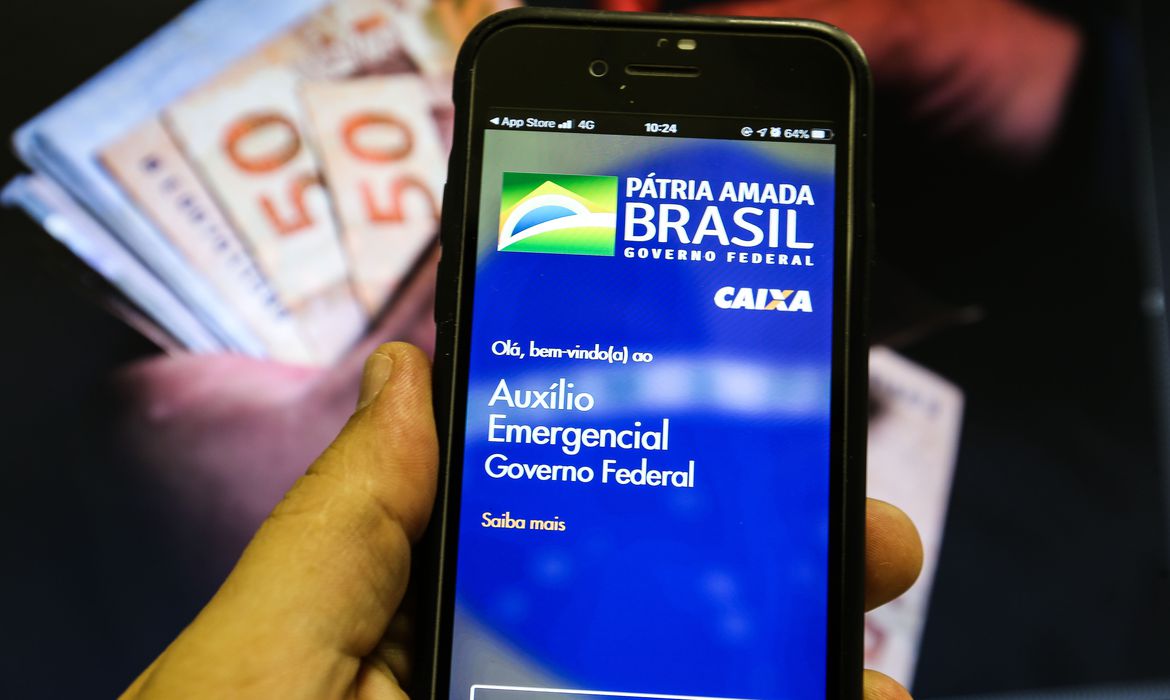 350 mil famílias entram na fila do Auxílio Brasil por mês