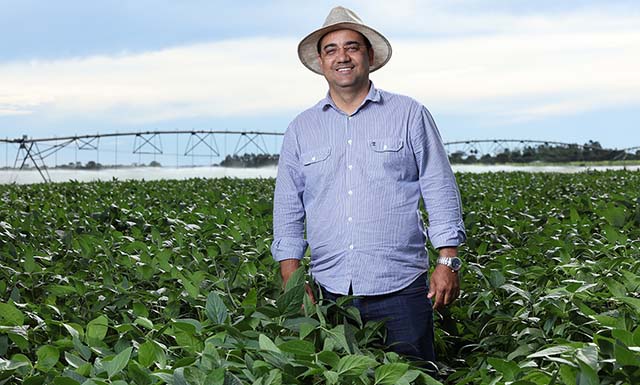 Segundo o gestor agrícola das fazendas, Bruno Sampaio, bioinsumos são usados também no controle de pragas | Crédito: Pedro Gravata