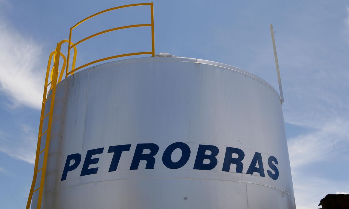 Governo tenta mudar decisão sobre preços dos combustíveis na Petrobras