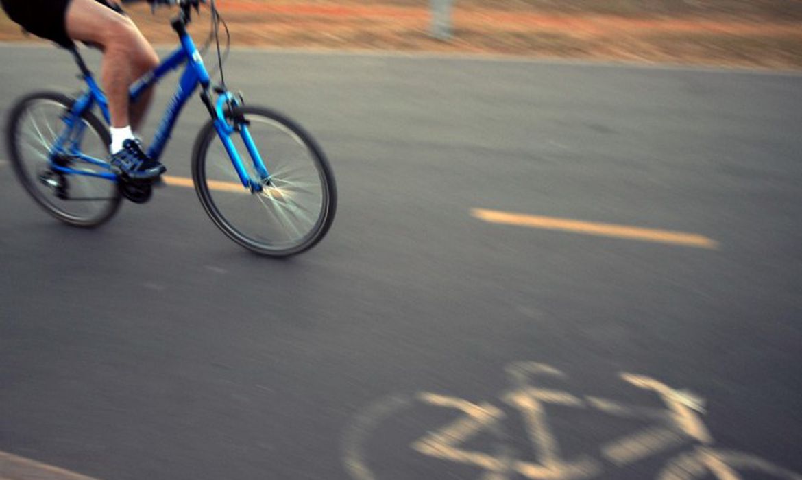 Brasileiro troca óleo por banha e Uber por bicicleta para fugir da inflação