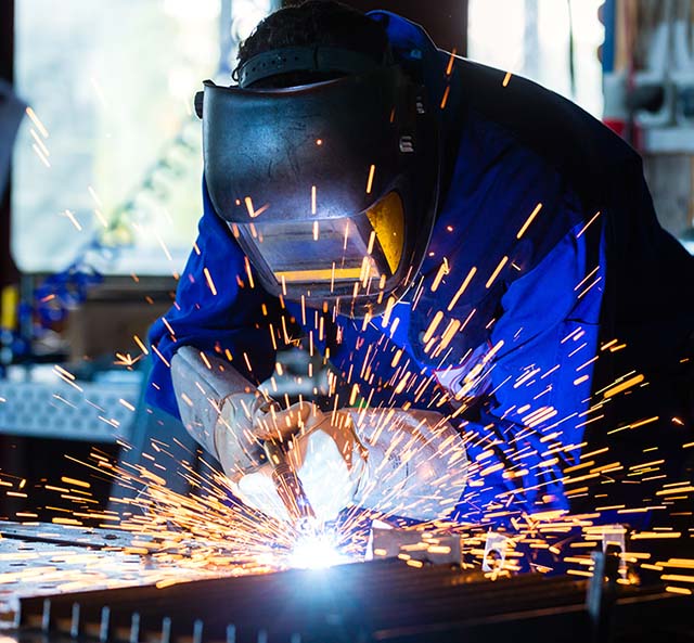 IBGE: produção industrial sobe 0,6% em julho