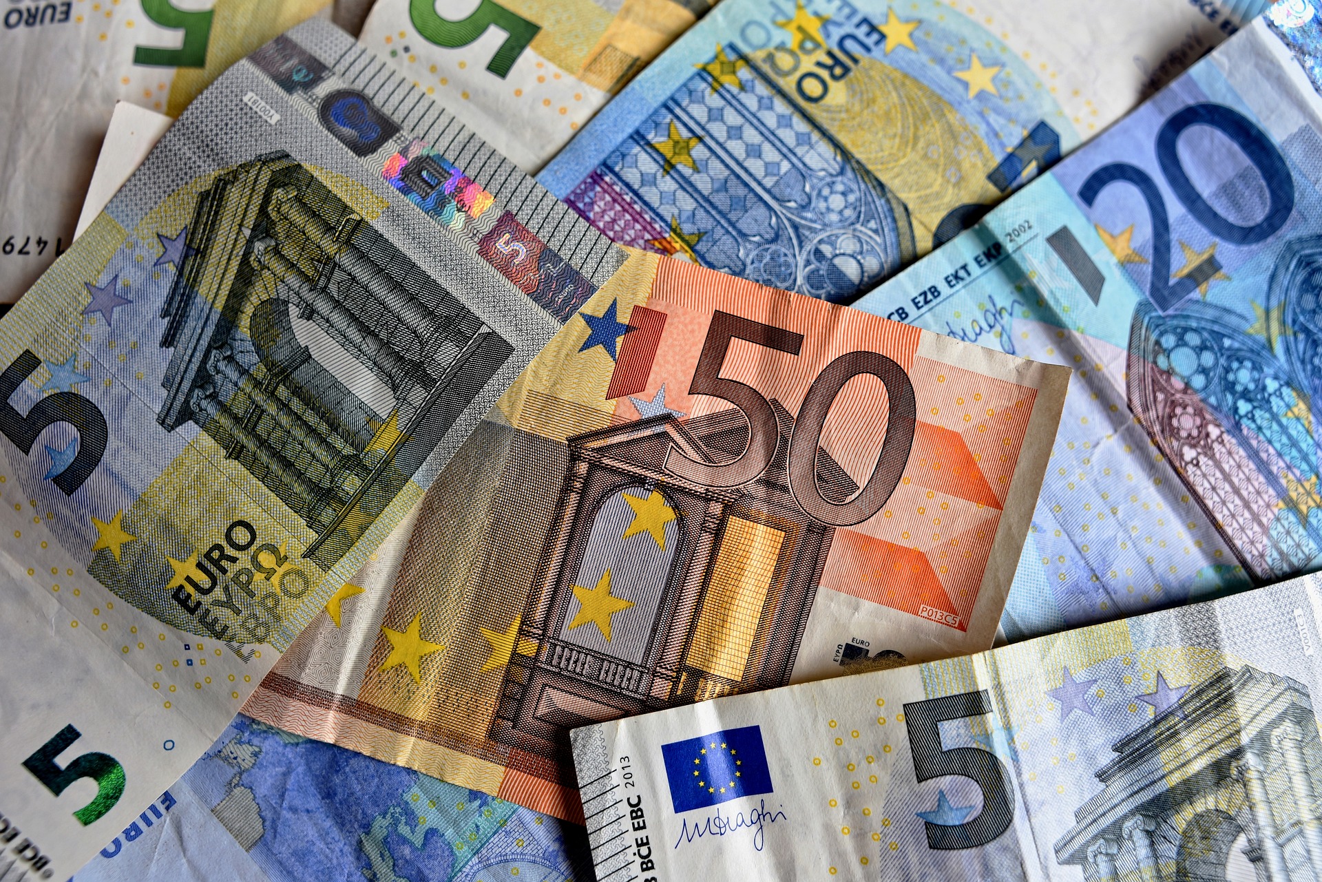 Dólar e euro aproximam da paridade de preço em meio à recessão mundial