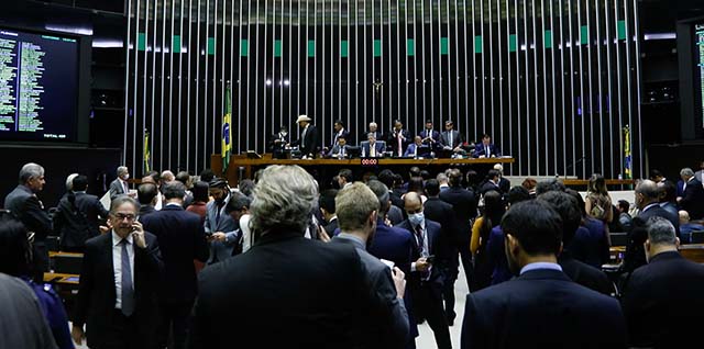 PEC Kamikaze é aprovada pela Câmara dos Deputados