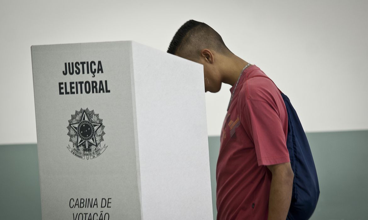 Pânico moral e viés de confirmação: entenda uso das emoções nas eleições