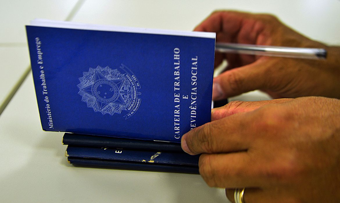 Desemprego cai em 22 estados no segundo trimestre