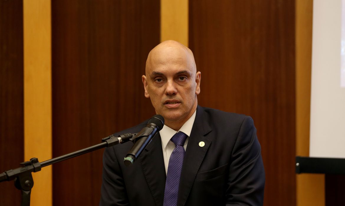 Moraes assume TSE, segue com ações de peso no STF e vira peça-chave das eleições