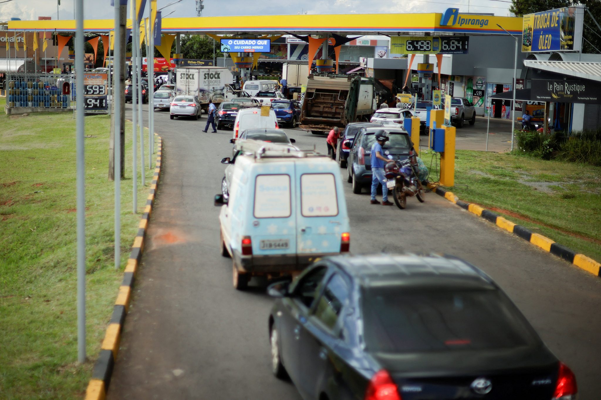 Fila de veículos em posto de gasolina em Brasília
