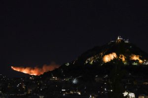 Vista panorâmica do Monte Penteli, em Atenas, durante a noite.
