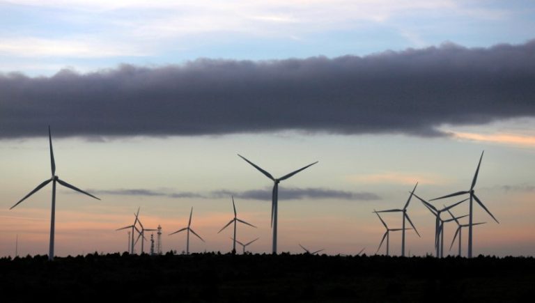 Vista panorâmica de um parque de energia eólica