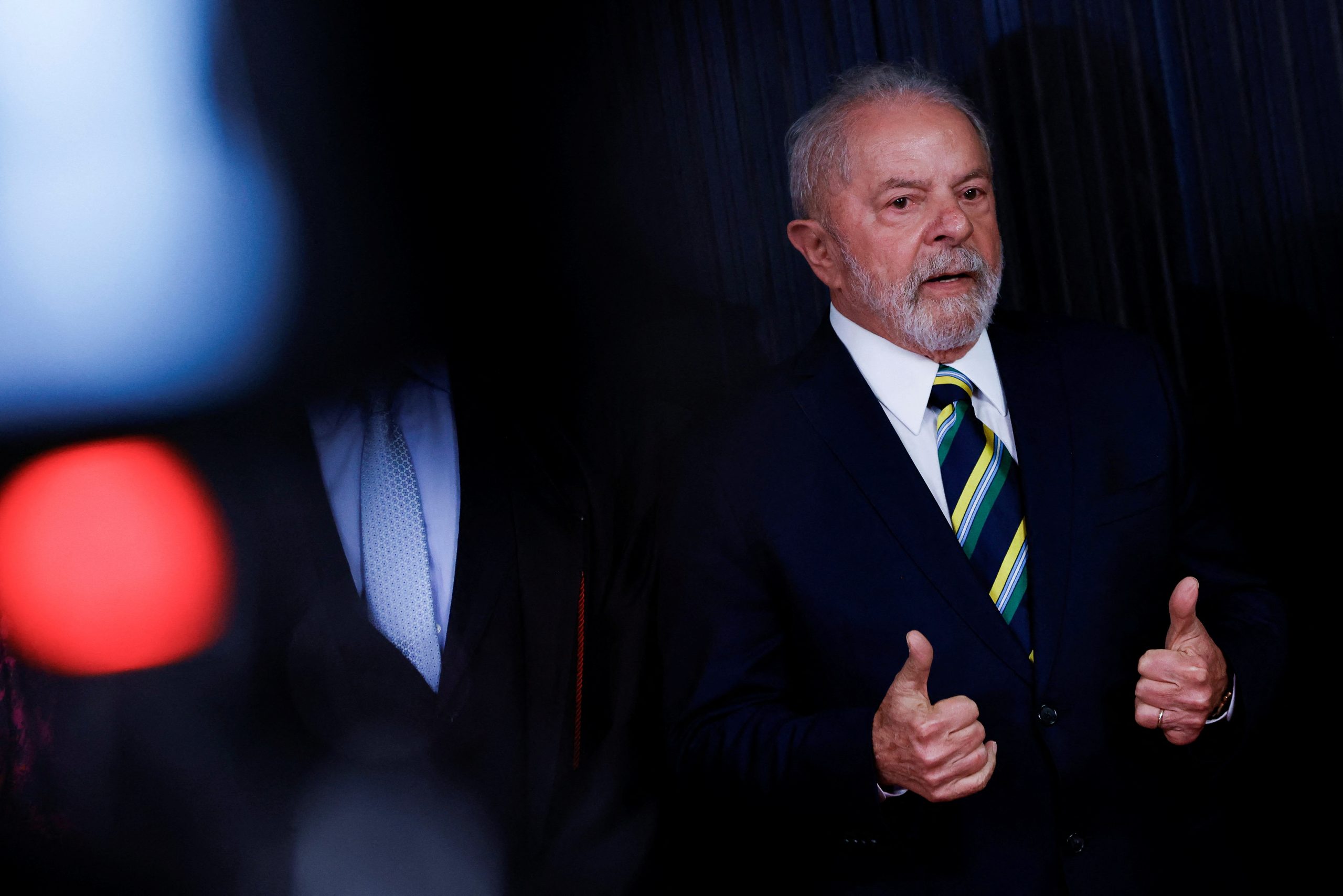 Lula estuda isentar renda de até R$5 mil em reajuste de tabela do IR