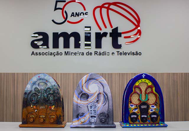 Mostra reúne obras de artistas plásticos feitas em aparelhos Capelinha