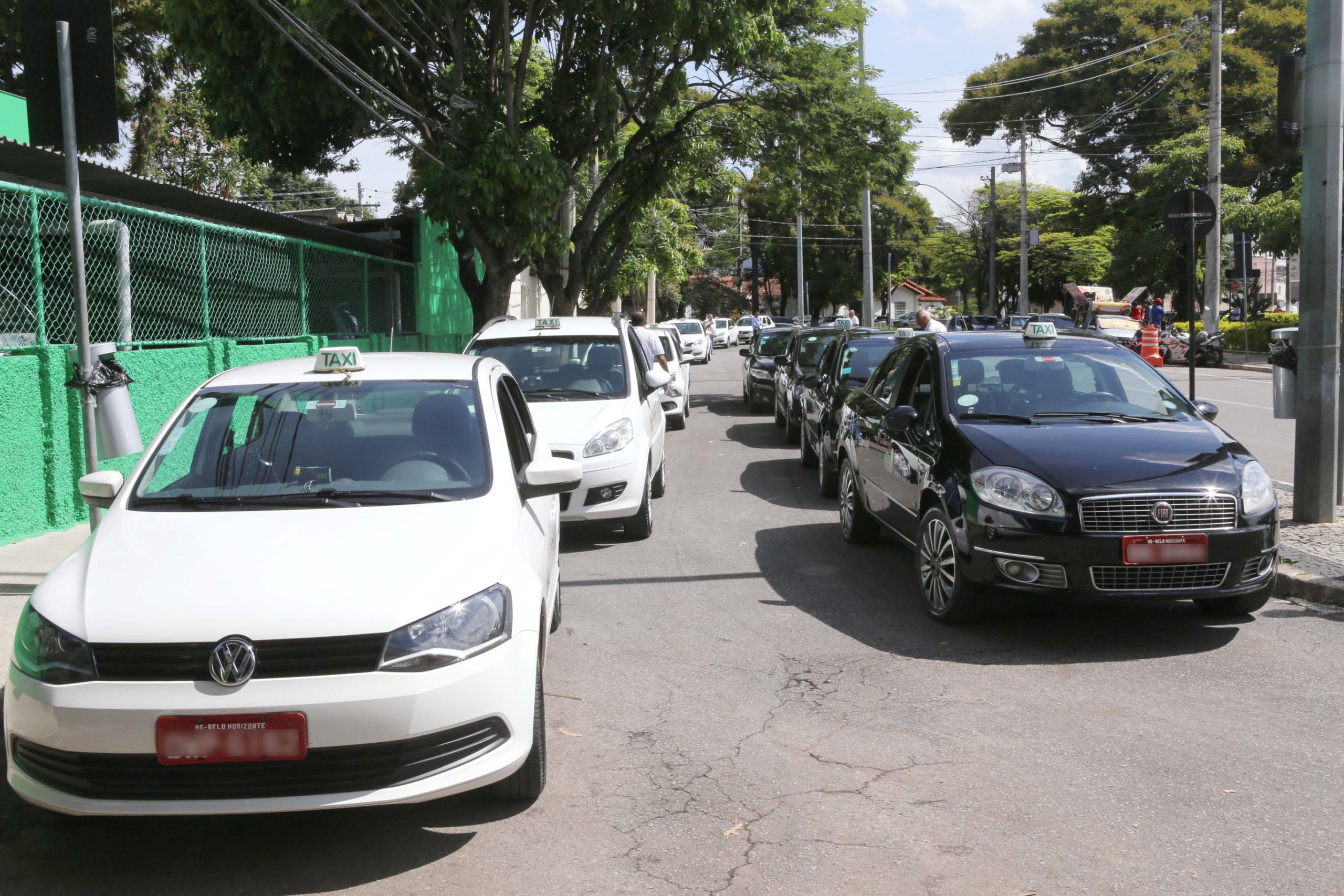 Belo Horizonte é o 4º destino com as tarifas de táxi e de aplicativos de transporte mais caras