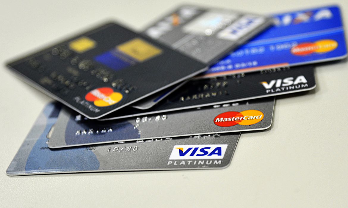 Dívidas no cartão de crédito crescem ao maior valor em 8 anos com inflação e queda de renda