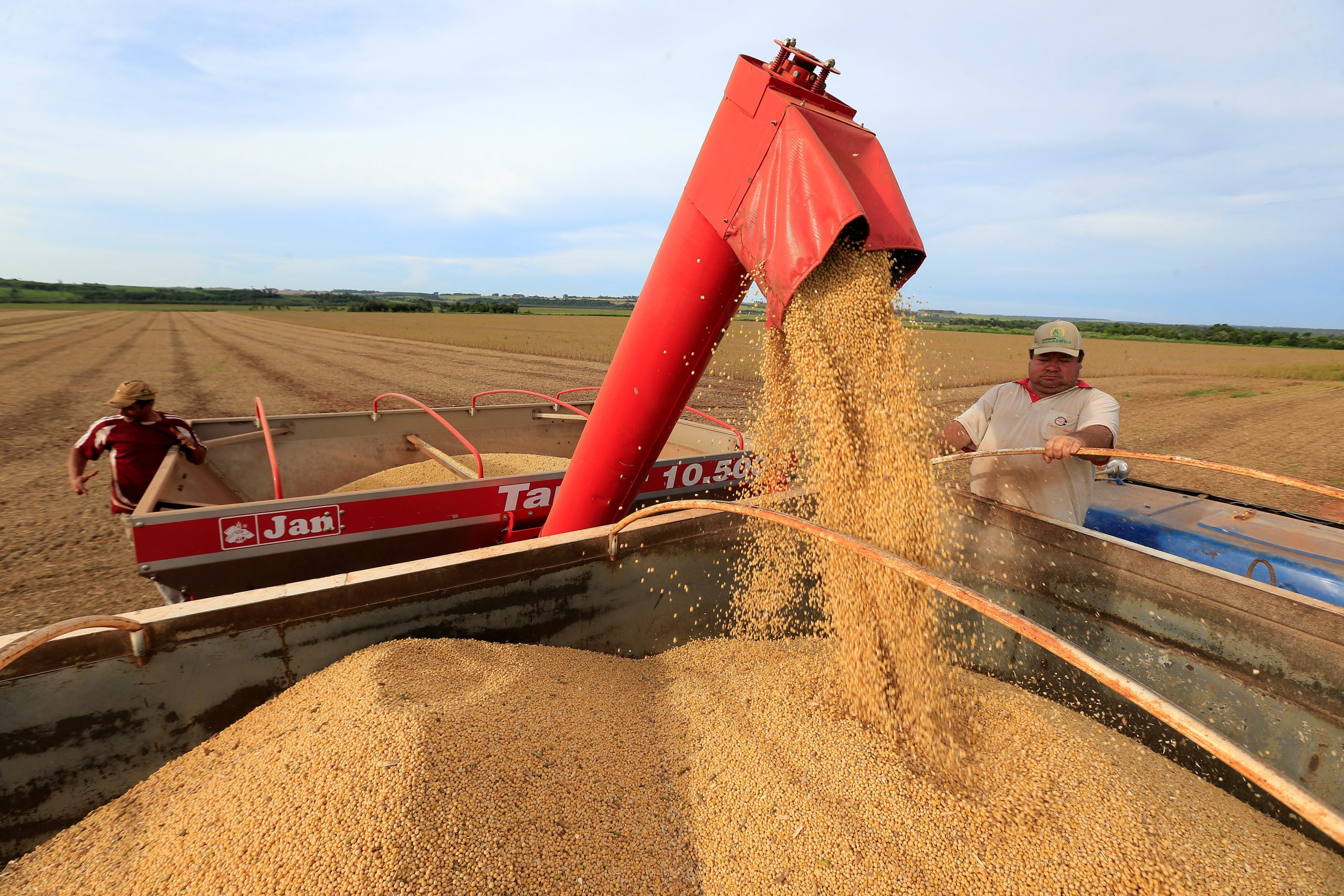 Exportações crescem com avanço do agro; indústria perde espaço