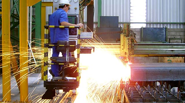 Produção industrial volta a crescer no Estado em julho, diz a Fiemg