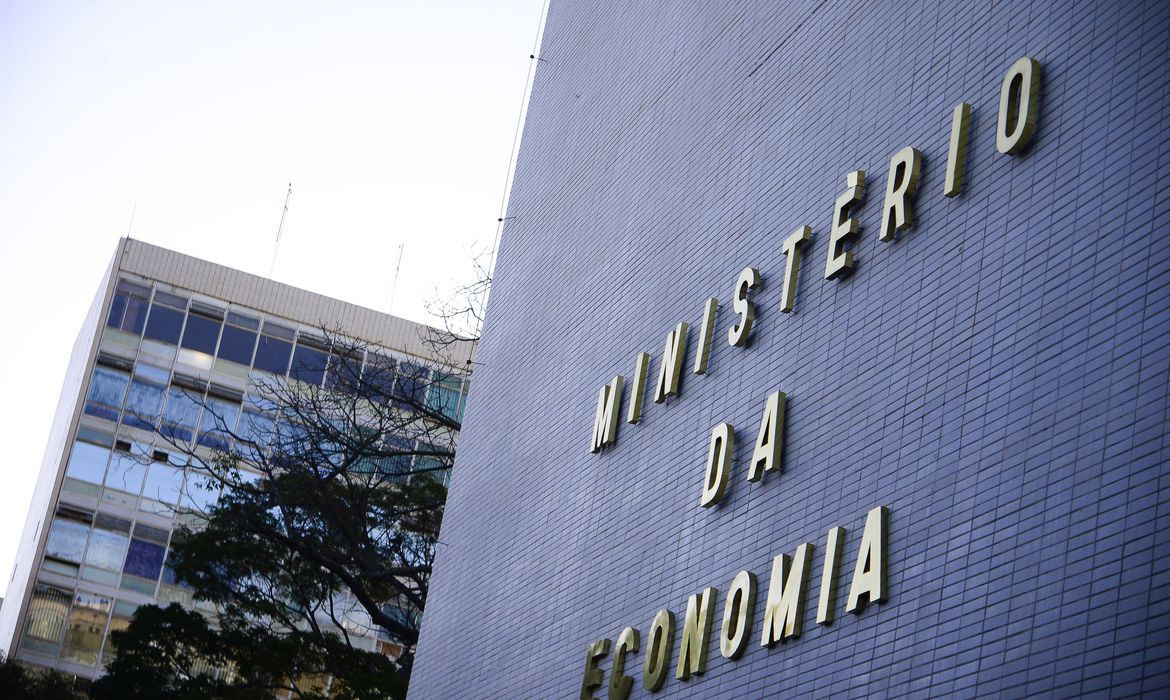 Economia estuda nova regra que flexibiliza teto de gastos