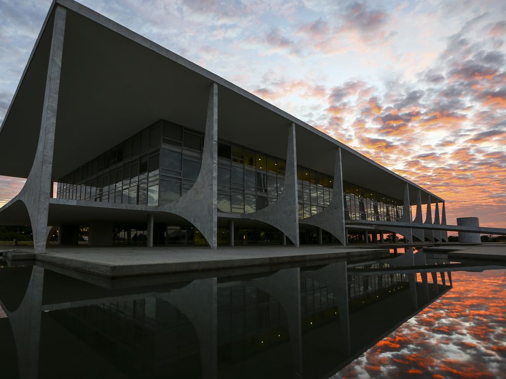 Candidatos têm planos opostos em áreas como trabalho e privatizações