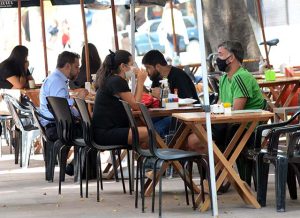 Pessoas em mesas de bares na Capital BH