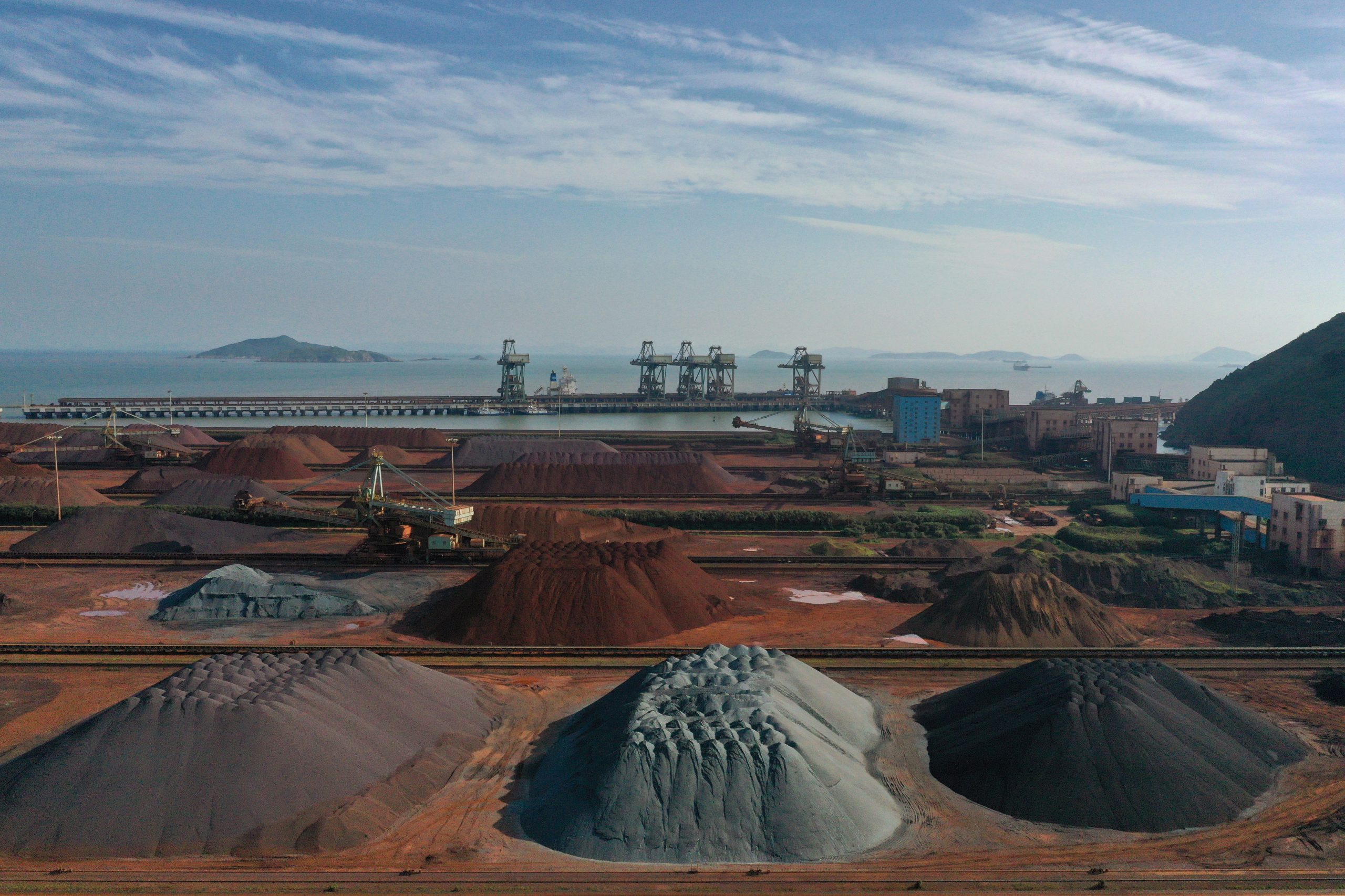 Minério de ferro no porto de Zhoushan, China. | Crédito: REUTERS/Stringer