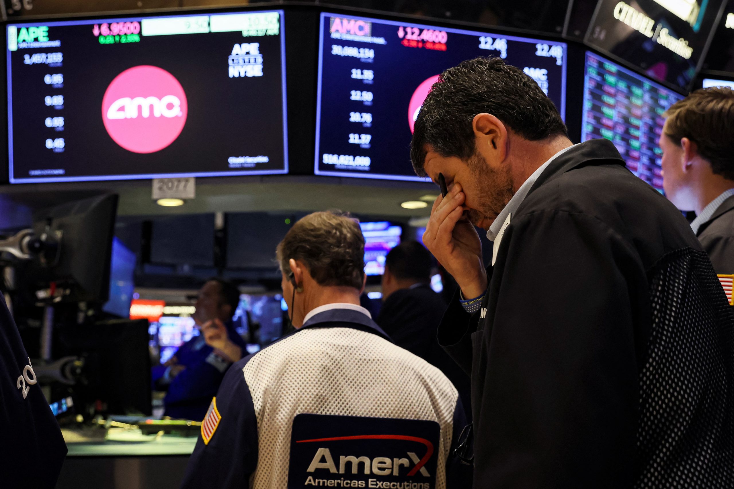 Wall St despenca após dado de inflação dos EUA alimentar apostas em altas de juros agressivas