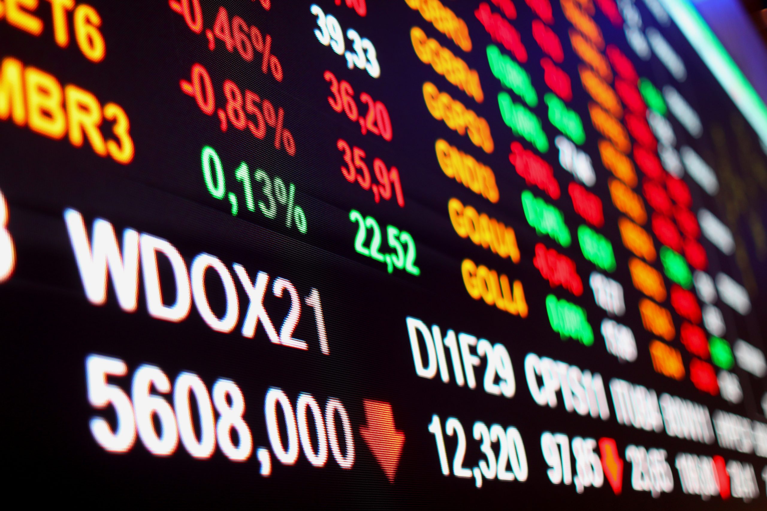 Ibovespa cai na abertura com exterior negativo e eleição no radar