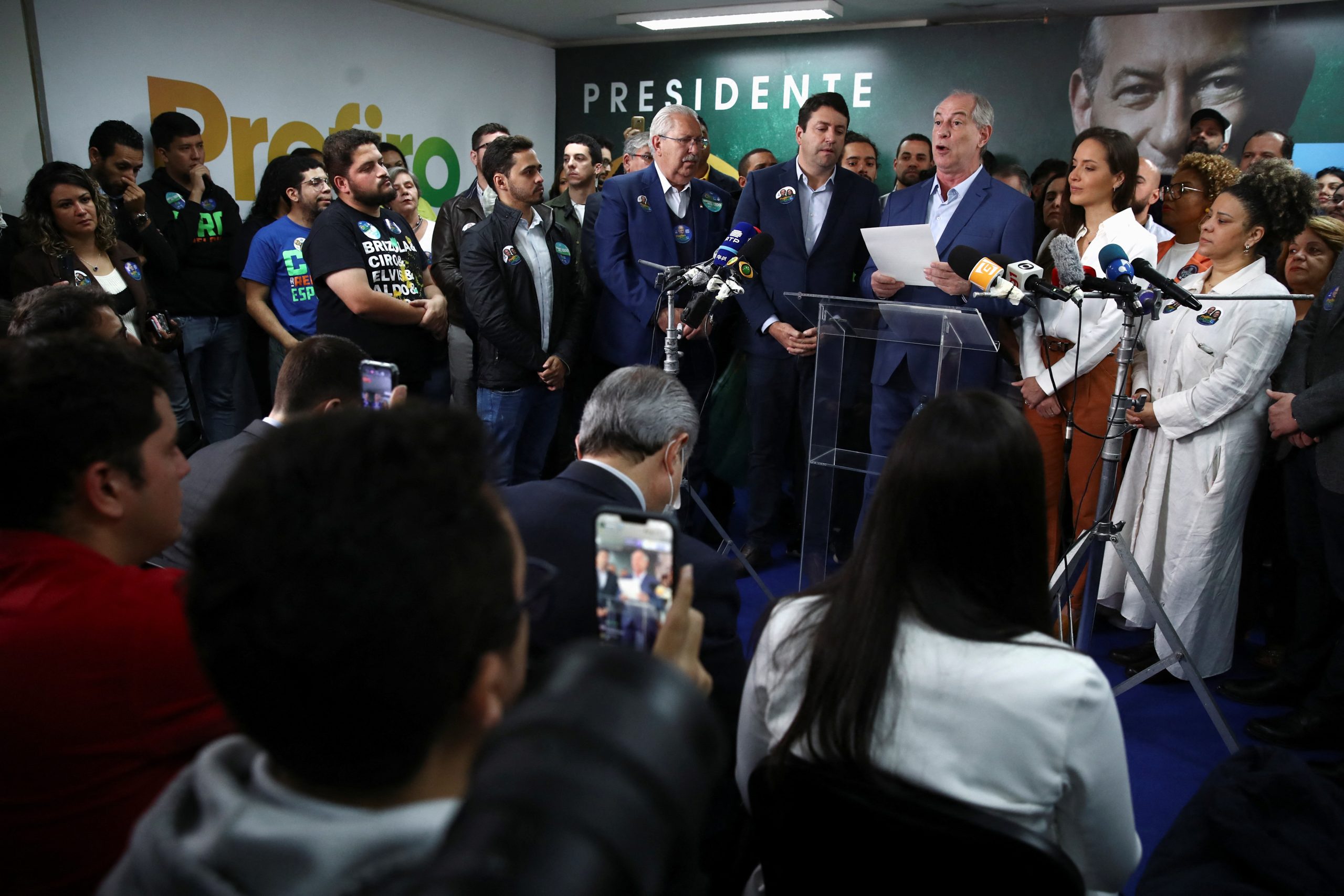 Pressionado a renunciar, Ciro diz que manterá candidatura e ataca Lula e Bolsonaro