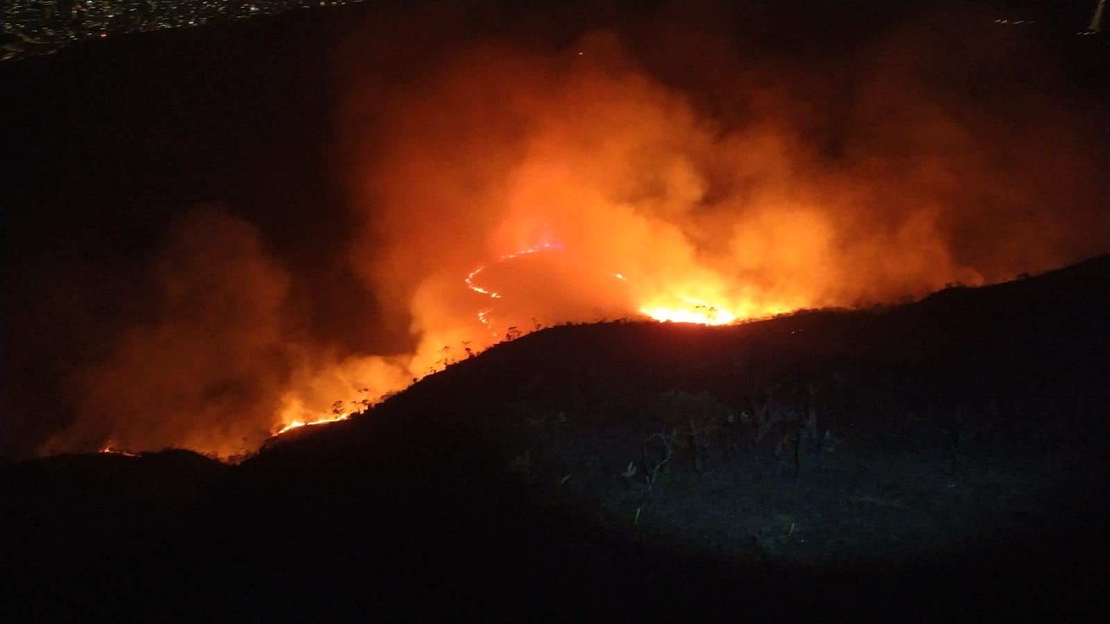 Parque Estadual do Rola Moça arde em chamas, mais uma vez