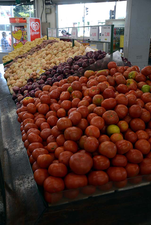 Sacolão com tomate na bancada