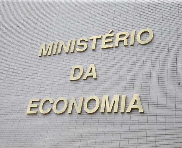 Governo estuda meta para reservas internacionais