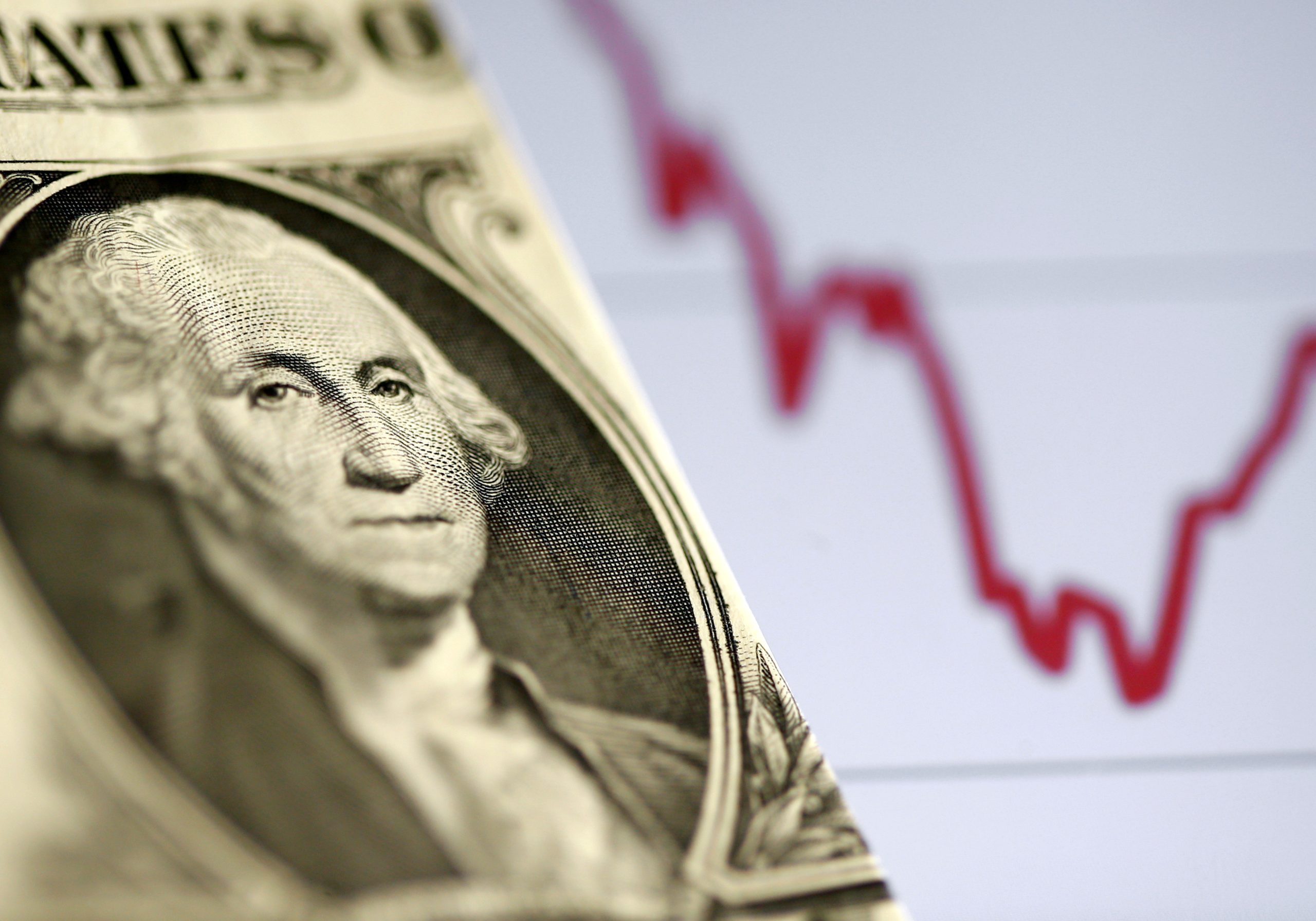 Dólar despenca ante real com euforia após surpresa no 1° turno das eleições