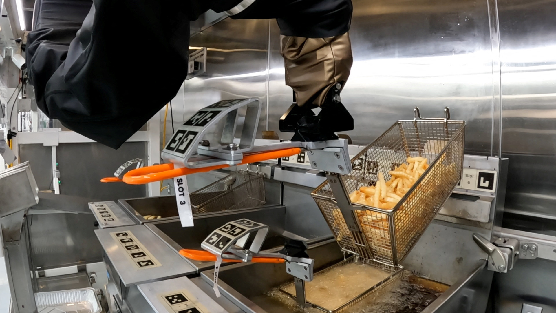 Robôs estão fazendo batatas fritas mais rápido que humanos nos EUA
